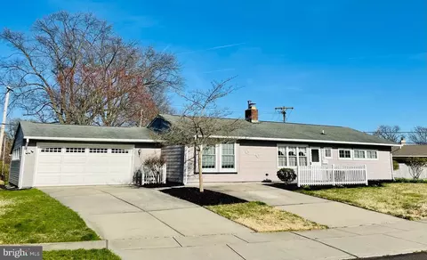 44 Favored Ln, Levittown, PA 19055