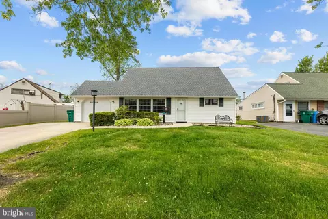 15 Iris Rd, Levittown, PA 19057