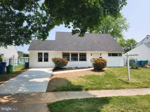 10 Kraft Ln, Levittown, PA 19055