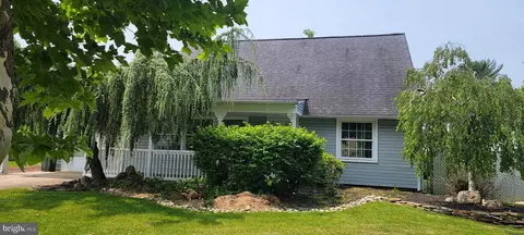 19 New Pond Ln, Levittown, PA 19054