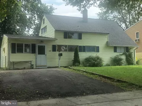 12 Catalpa Ln, Levittown, PA 19055