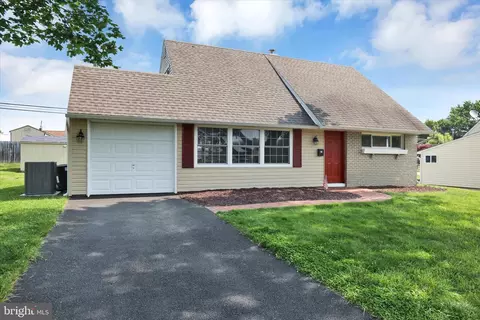 27 Cobalt Ridge Dr S, Levittown, PA 19057