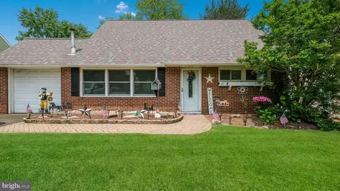 47 Vicar Ln, Levittown, PA 19054