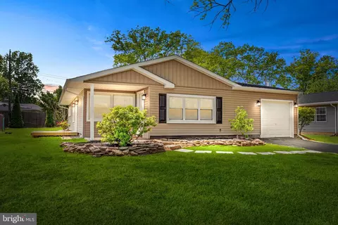 111 Oaktree Dr, Levittown, PA 19055