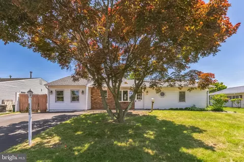 124 Pinewood Dr, Levittown, PA 19054