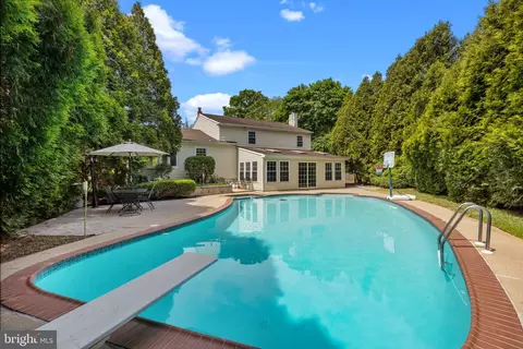 5 High Point Dr, Southampton, PA 18966