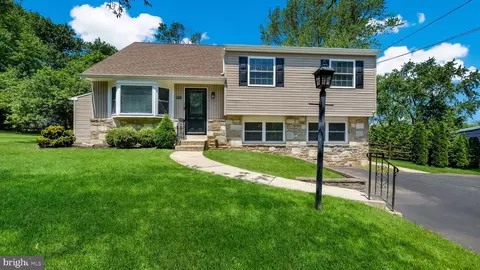 209 Hampshire Dr, Chalfont, PA 18914