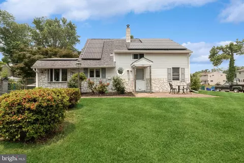 107 Coral Ln, Levittown, PA 19055