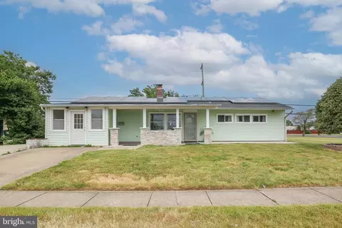 377 Stonybrook Dr, Levittown, PA 19055