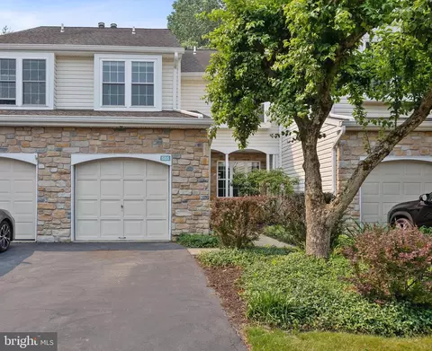 585 Aspen Woods Dr, Yardley, PA 19067