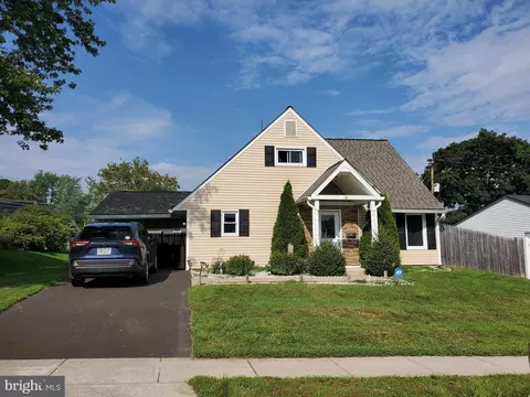 14 Hollyhock Ln, Levittown, PA 19055