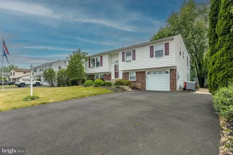 1586 Carousel Dr, Warminster, PA 18974