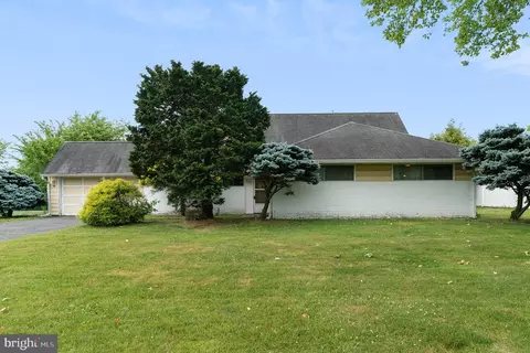 32 Shadywood Rd, Levittown, PA 19056