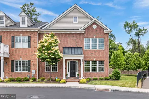 18 Creekview Ln, Yardley, PA 19067