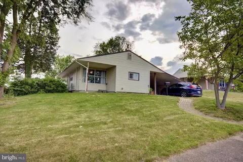 41 Meadow Ln, Levittown, PA 19054