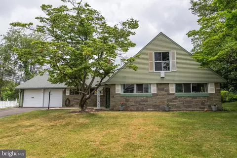 54 Firebush Rd, Levittown, PA 19056