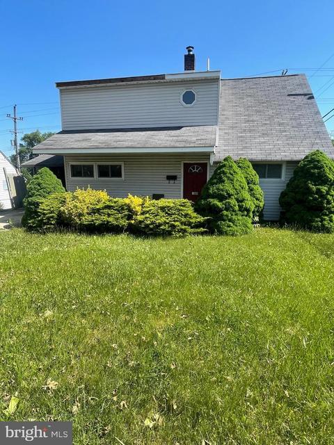 380 Holly Dr, Levittown, PA 19055