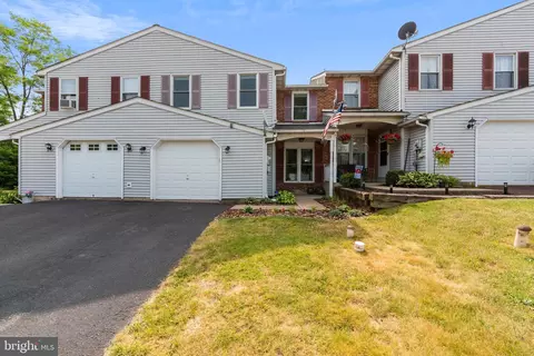 13 Grove Cir, Sellersville, PA 18960