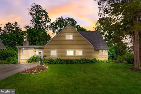 85 Hawthorne Ln, Levittown, PA 19055