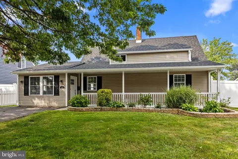 15 Goldenridge Dr, Levittown, PA 19057