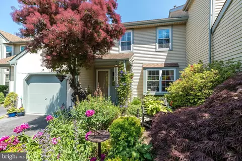 35 Cottonwood St, Newtown, PA 18940