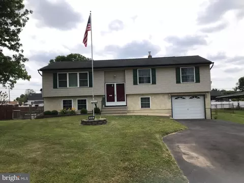 1015 Broad St, Bristol, PA 19007