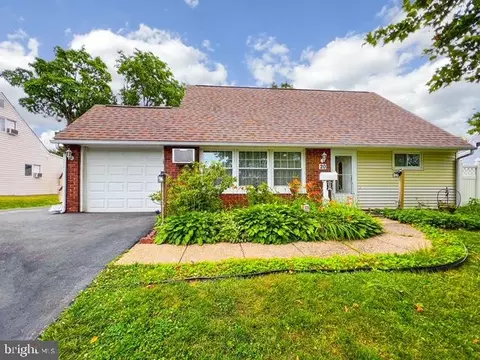 20 Quarter Turn East Rd, Levittown, PA 19057
