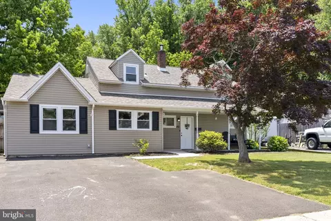 40 Ruby Ln, Levittown, PA 19055