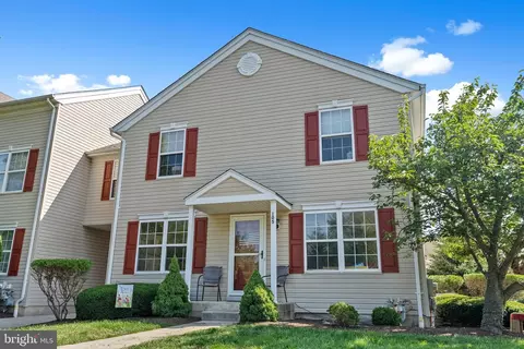 105 Goldfinch Ct #247, Warrington, PA 18976