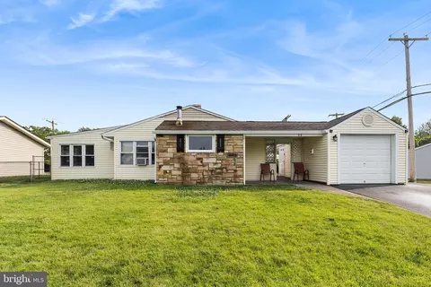 88 Indian Creek Dr, Levittown, PA 19057