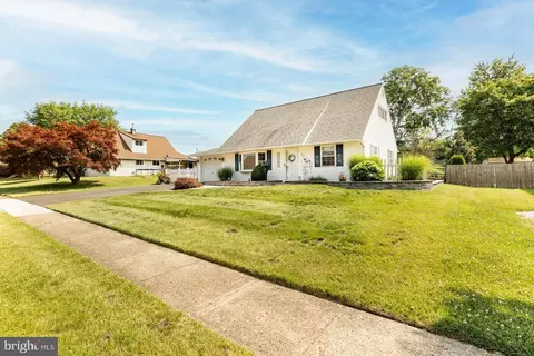 22 Heartwood Rd, Levittown, PA 19056