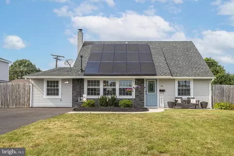 50 Crestwood Rd, Levittown, PA 19057