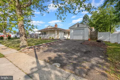 47 Farmbrook Dr, Levittown, PA 19055 photo 24