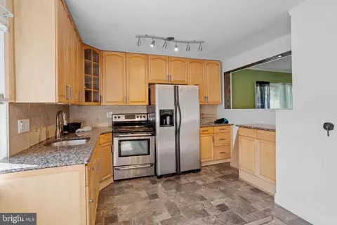 47 Farmbrook Dr, Levittown, PA 19055 photo 2