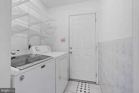 47 Farmbrook Dr, Levittown, PA 19055 photo 22
