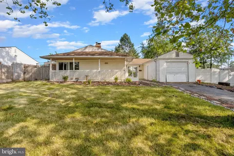 47 Farmbrook Dr, Levittown, PA 19055
