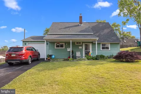 27 Hollyhock Ln, Levittown, PA 19055