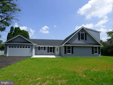 30 Red Rose Dr, Levittown, PA 19056