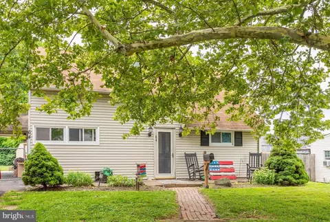 64 Rambler Ln, Levittown, PA 19055