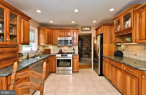 27 Hickory Ln, Chalfont, PA 18914
