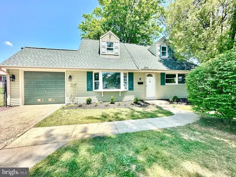 9 Viburnum Ln, Levittown, PA 19054