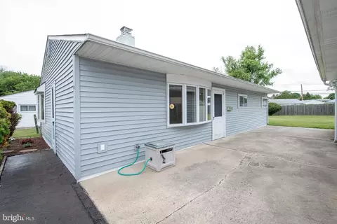 9 Swan Ln, Levittown, PA 19055