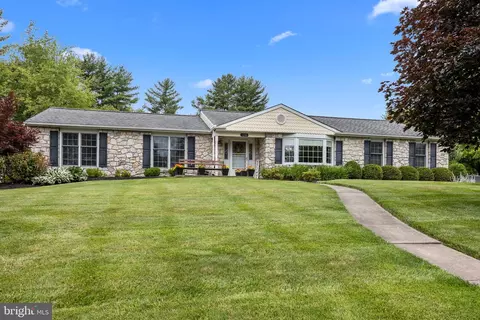 1196 Dickinson Dr, Yardley, PA 19067