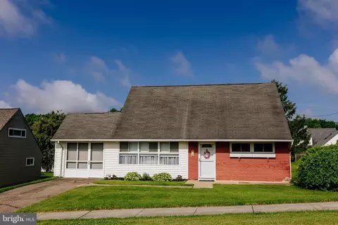 9 Venture Ln, Levittown, PA 19054