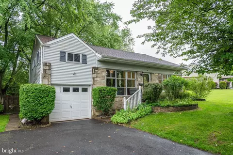 92 Centennial Rd, Warminster, PA 18974