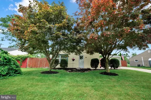 38 Gun Rd, Levittown, PA 19057