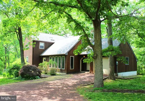 10 Woodlawn, Blooming Glen, PA 18911