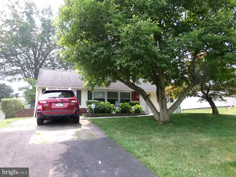 76 Vicar Ln, Levittown, PA 19054