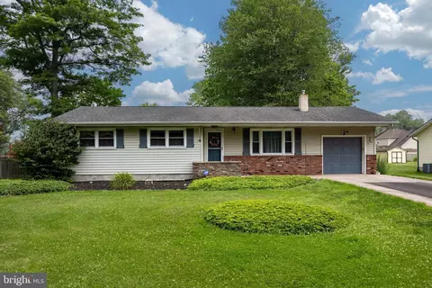1223 Centre St, Levittown, PA 19057