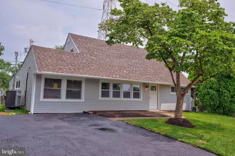 75 Long Loop Rd, Levittown, PA 19056